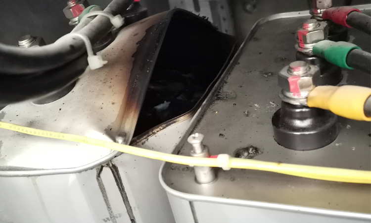 并联电容器质量差会引起故障