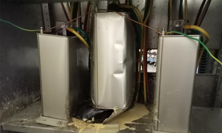 配电柜中补偿电容器出现漏油鼓包的危害